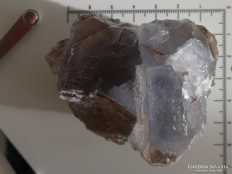 Természetes Fluorit kristálycsoport, kalcitos anyakőzetéről leválasztva. Gyűjtői darab. 223 gramm