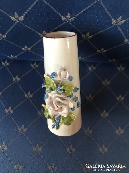 Porcelán váza,plasztikus virág díszítéssel,jelzés nélkül.11 cm magas