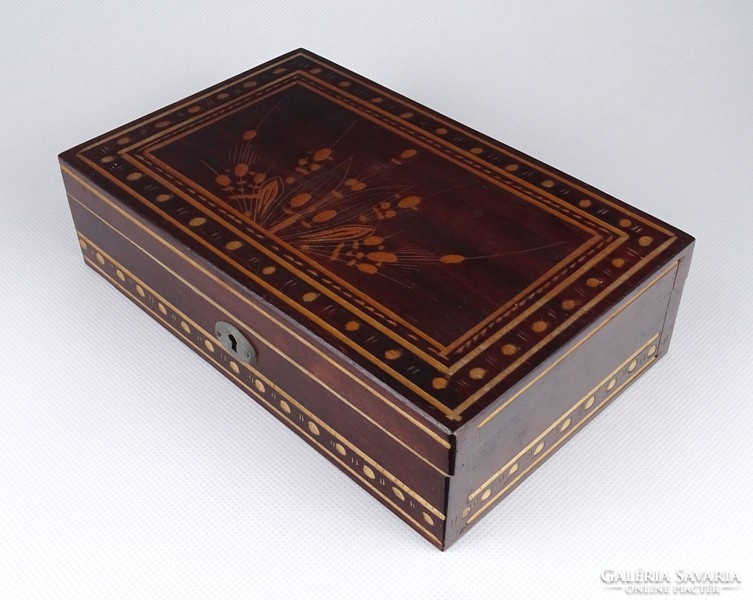 1I364 old engraved wooden box with flower decoration sewing box