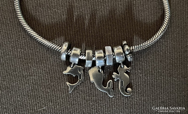 Thick necklace with charms