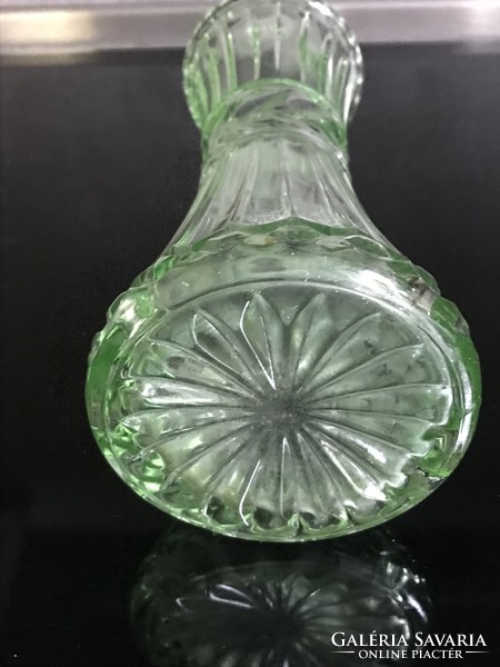 Antik préselt üveg váza élénkzöld színben, 22,5 cm magas