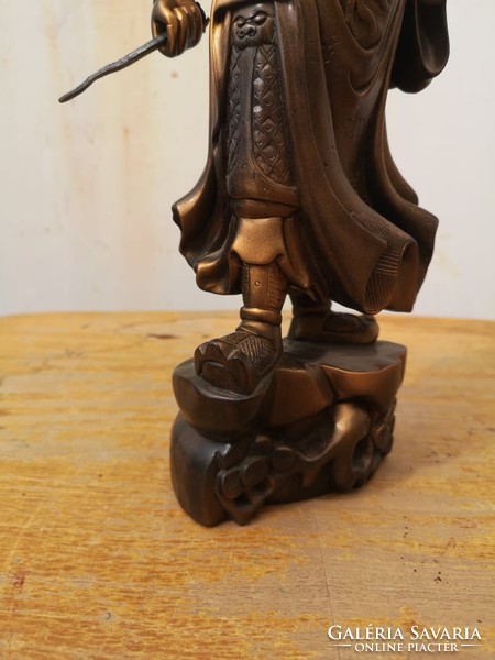 Wooden statue of a Chinese warrior ..