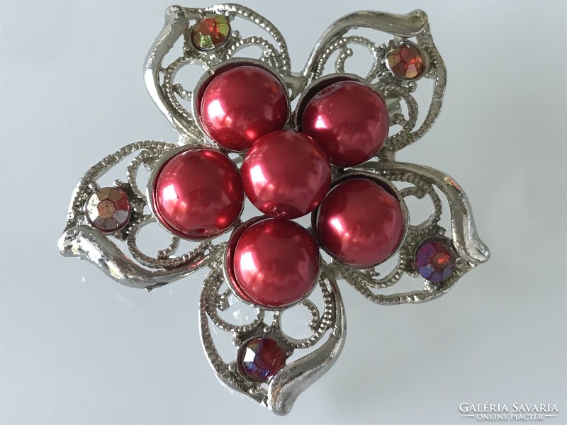 Virág alakú bross piros gyöngyökkel, irizáló kristályokkal, 6 cm átmérő
