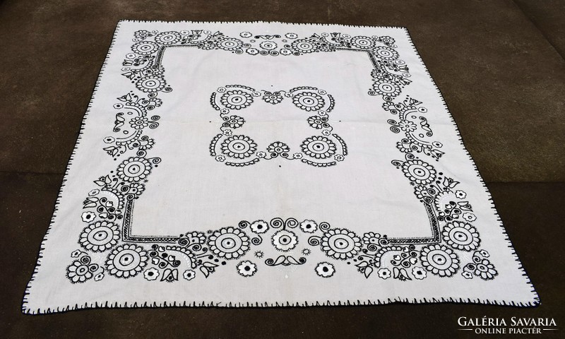 Hímzett , mintás díszterítő , vászon asztal terítő 98 x 93 cm magyar néprajz hímzés buzsáki