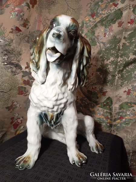 Kutya porcelán szobor