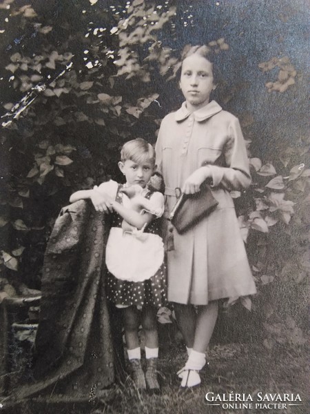 Régi magyar gyermek fotó, kislányok/testvérek a szabadban 1930 körüli