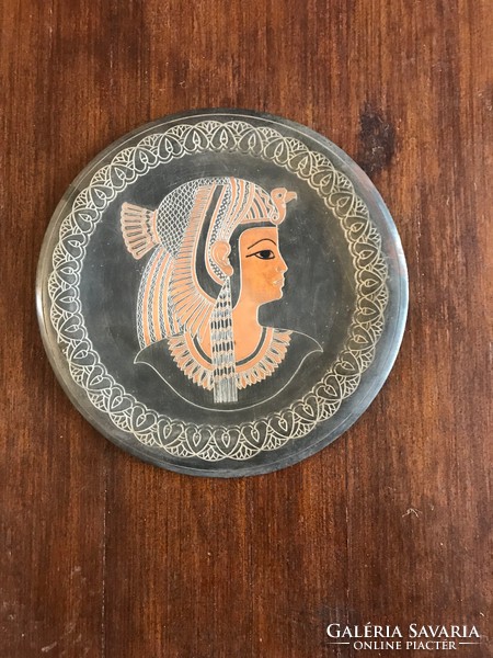 Painted wall bowl made of copper alloy, depicting an Egyptian figure.20 Cm in diameter.