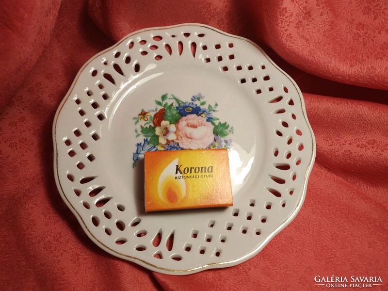 Porcelain plate with flower pattern
