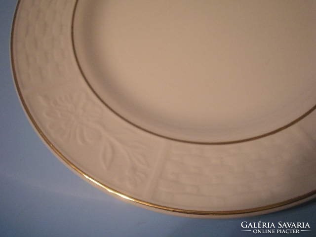 U11 Antik vitrintárgy 6 db-os aranyozott jelzett tányérok domború mintával ajándékozhatóan
