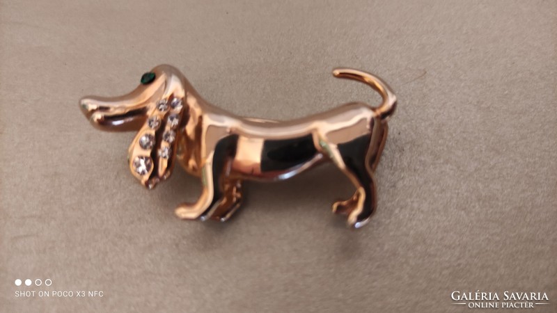 Vintage bizsu fém bross tacsi tacskó kutya arany színű kristály kövekkel a fülén