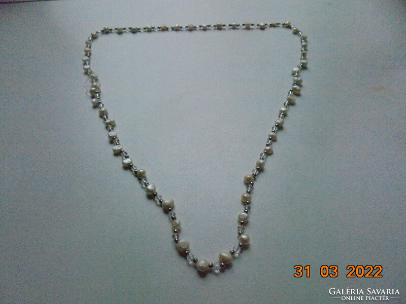 Hosszú Igazgyöngy nyaklánc ezüst színű és átlátszó köztes gyöngyökkel