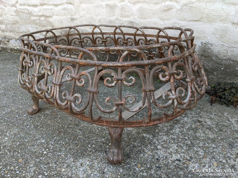 Wrought iron wood / flower holder with lion legs