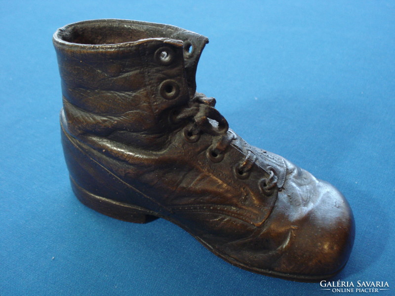 Bronze leather high-heeled shoes in the xix. From the end of the century