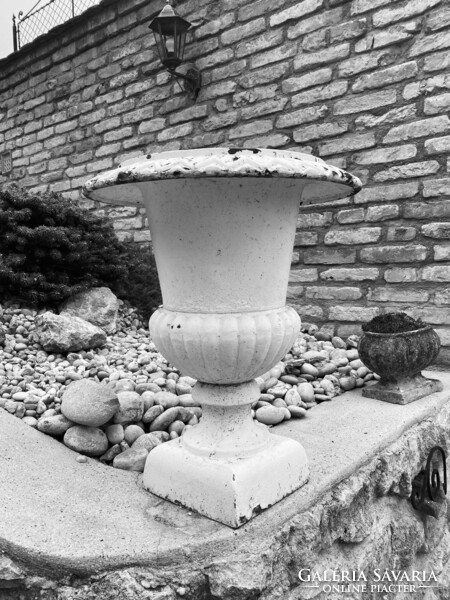 Hatalmas antik öntöttvas kerti vázák