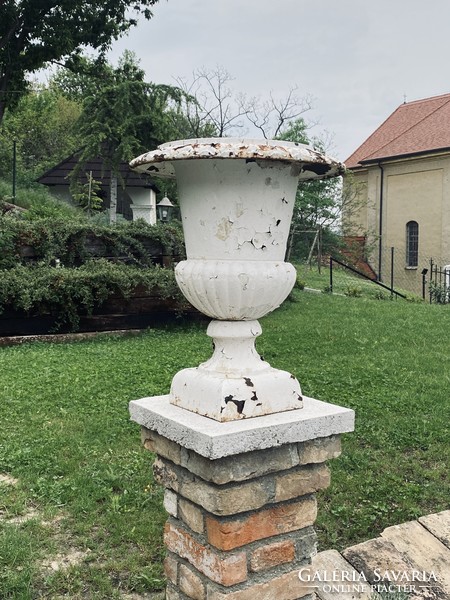 Hatalmas antik öntöttvas kerti vázák
