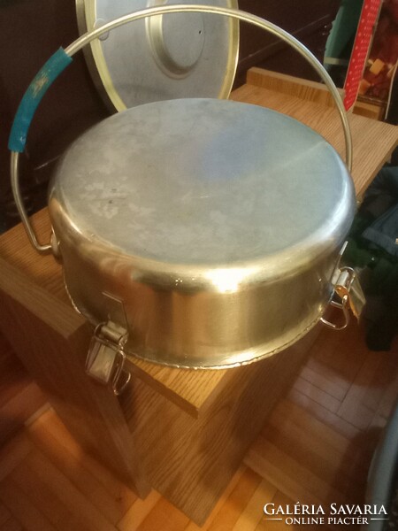 I am adding a large kitchen ladle as a gift for a large kitchen food delivery bag