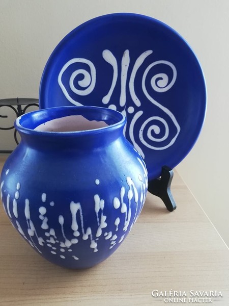 Régi kék-fehér kerámia váza és falitányér