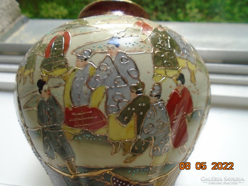 Kézzel festett sokalakos, panoramikus, dombor arany zománc kontúrokkal,fedeles Keleti Satsuma váza