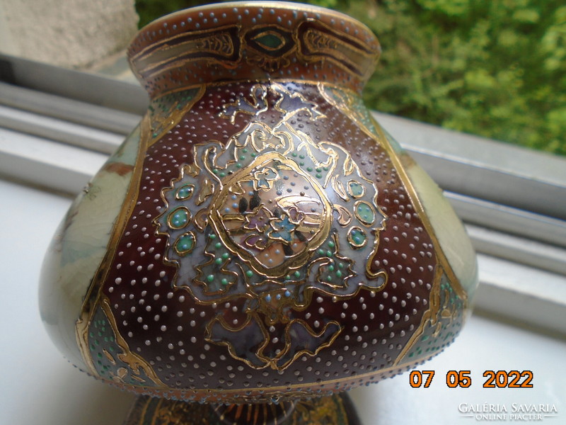 Kézzel festett fedeles kínai Satsuma váza két életképpel díszes arany dombor zománc mintákkal