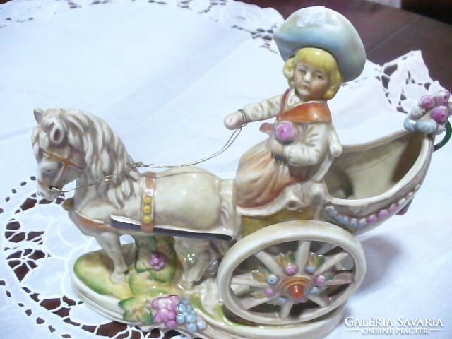 Kisfiú lovaskocsival porcelán figura német