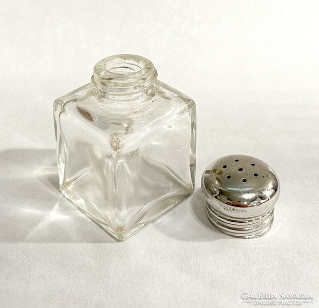 Salt spreader with silver top