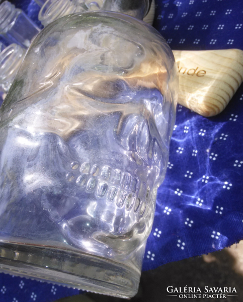Scnapsrunde brandy glasses offering skull patterned glass bottles