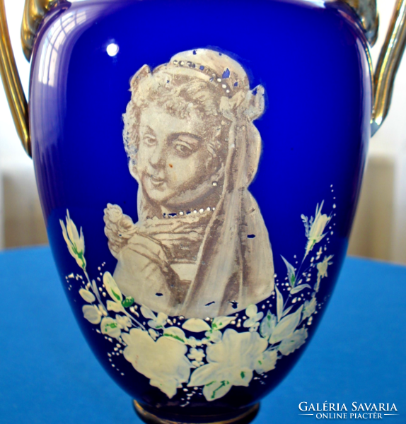 Szecessziós, női portréval díszített fújt üveg váza (1800-as évek vége)