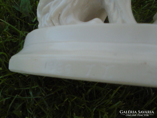 Nagyméretű olasz remekmű fehér márvány? jelzett 1939 T.T. szignóval élethő alkotás