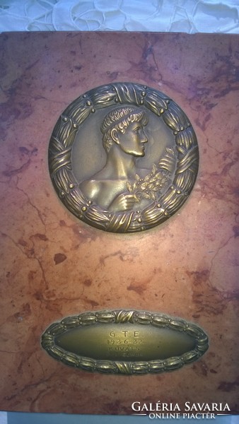 Babérkoszorús bonz-márvány szobor-adomány-díj 1936-ból