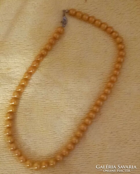Similar to amber or amber. Necklace and a bracelet.