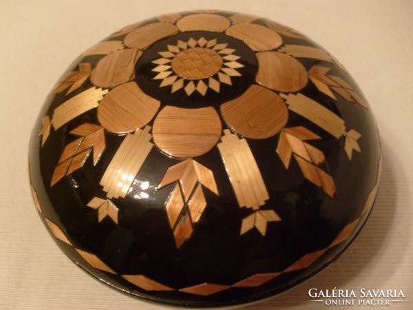 An antique, high-gloss lacquered lacquered storage box with a sophisticated design is a rarity