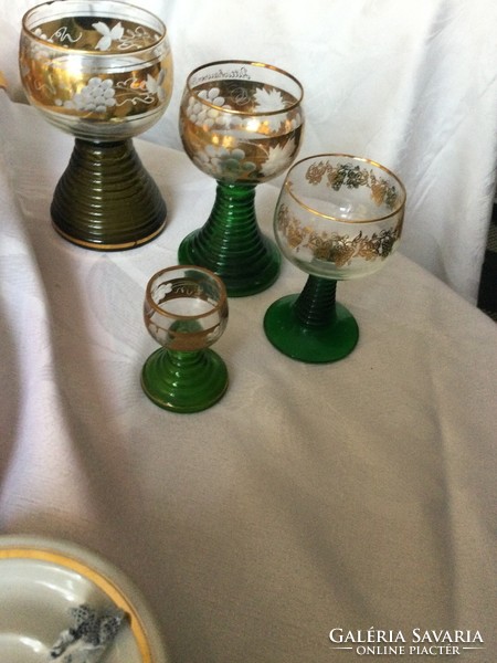 Green gilded grape glass is 4 meters rarer