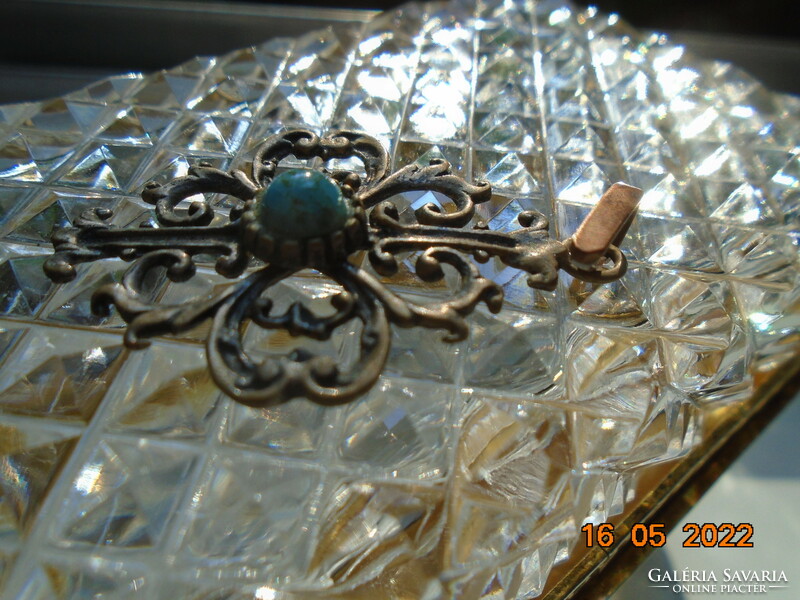 Antik liliom mintás ötvös medál türkiz kővel