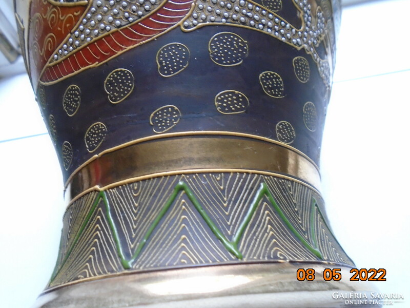 19.sz Látványos,kézi arany jelzéssel,Satsuma moriage váza Kannon Istennővel,7 megvilágosult Rakannal