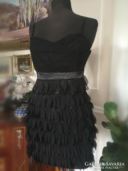 FISHBONE 36-38-as gyönyörű fekete parti ruha, 3D muszlin alj, szatén derék, alkalmi