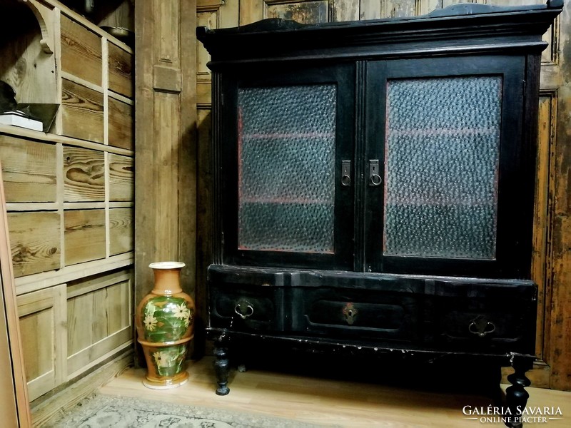 Kínai stílusú fenyő bútor, 20. század elejéről, vintage szekrény, tálaló