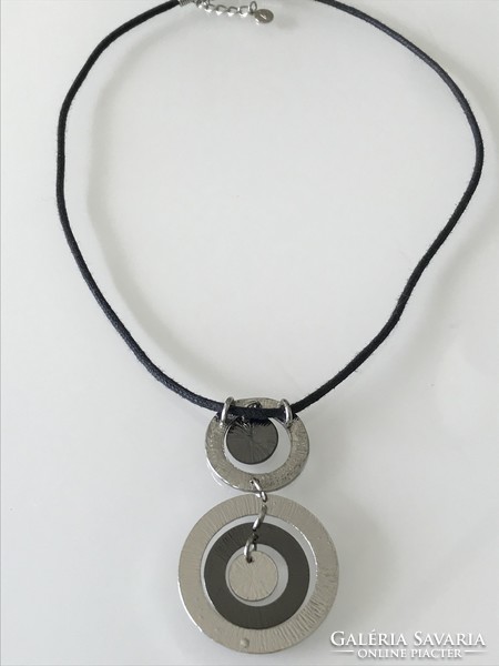 Fashionable necklace with stainless steel pendant, 42 cm long