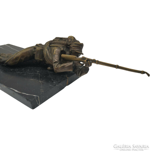 Bronz fekvő katona fegyverrel - M1060
