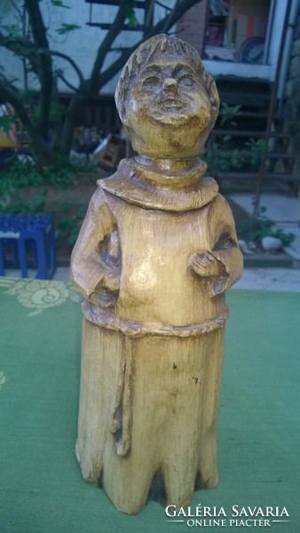 With grate friend-wooden statue-drink holder