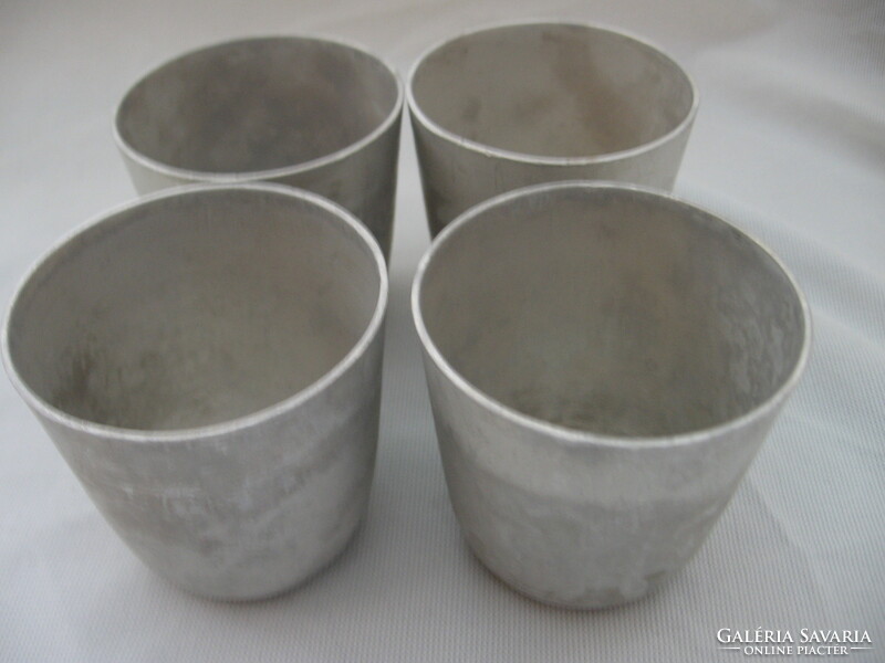 4 aluminum cups