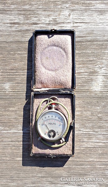 Old rotating magnet DC meter with 6v and 120v measuring range, in a box