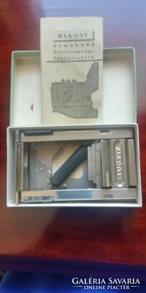 Bakony pengeélező egy Gillette pengével , eredeti saját dobozában