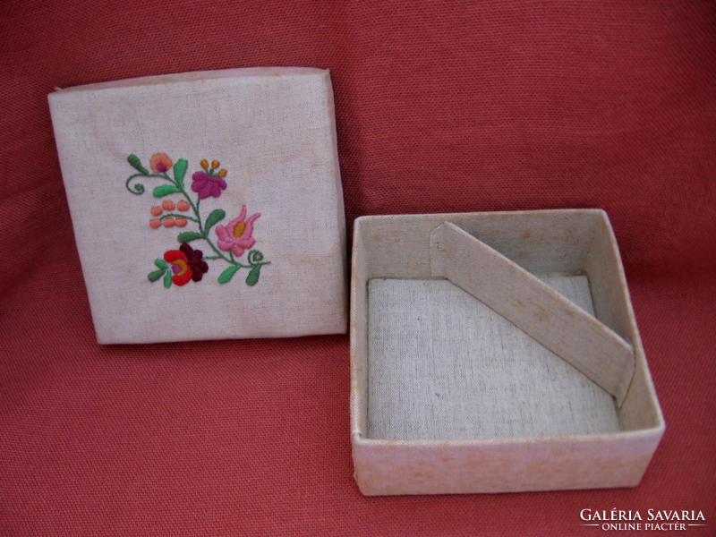 Retro embroidered box from Kalocsa