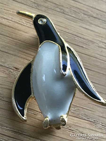 Zománcozott pingvin bross kristály szemmel, 4,5 cm hosszú