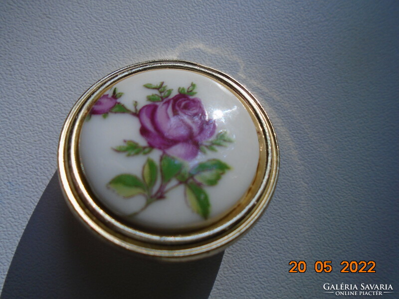Rózsás porcelán betétes aranyozott bross