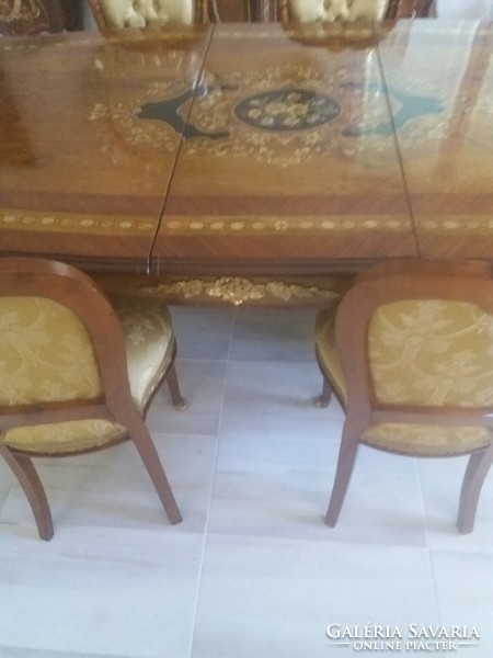 Tálaló garnitúra: Vitrines szekrény, étkező asztal, 6 db. székkel amelyből 2 db. karfás.