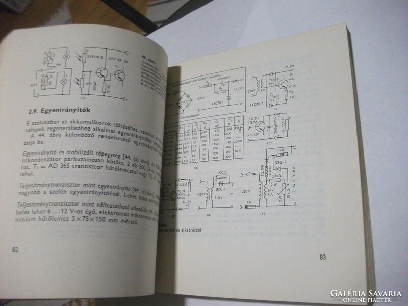 Technical book on the construction of electronic toys, a gauge railway, a racing car, a motorboat, a digital clock, remote control