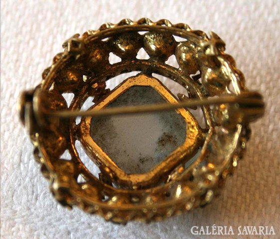 Antique filigree brooch with gilded gemstones