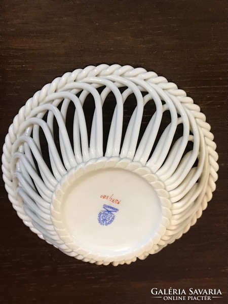Herend porcelain wicker basket with Victorian patterned decorations, stamped. In good condition.