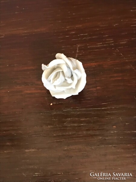 White porcelain unpainted rose, unmarked, undamaged.4 Cm in diameter.